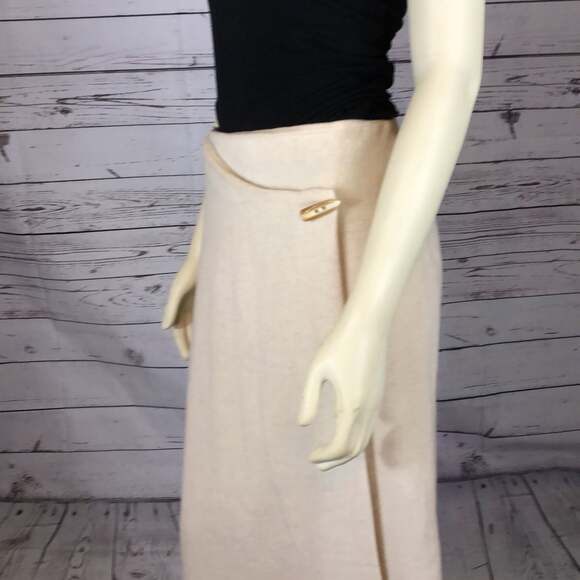 LA BOUTIQUE Wool Wrap cream Skirt with Horn button closing size 6 - Picture 5 of 12